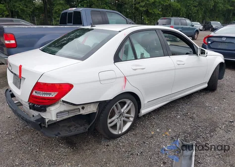 2014 Mercedes-Benz C 250 Luxury/Sport z USA, uszkodzony, nr VIN WDDGF4HB9EG240467